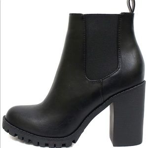 NIB Black Chelsea Style Ankle Boots w/ Chunky Heel